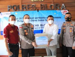 Tak Langsung ke Masyarakat, FIF Blora Bagikan Bansos Covid-19 Lewat Polisi