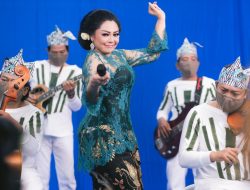 Terus Semangat Lestarikan Keroncong Langgam, Indra Utami Tamsir Gaet Milenial dengan Sutra Dewangga