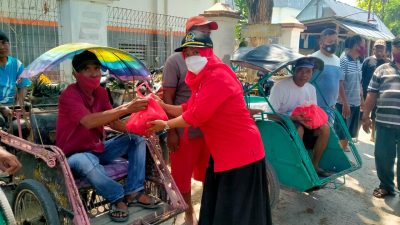 Peduli Sesama, Anggota DPRD Blora Bagi Sembako ke Tukang Becak