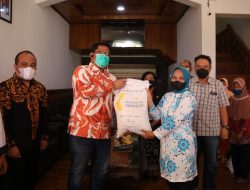 Bulog Serahkan Beras Bagi Warga Non PKH di Blora