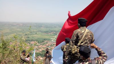 HUT ke-76 RI, Banser NU Blora Kibarkan Bendera Raksasa di Atas Bukit Manggir
