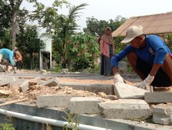 Bangun Infrastruktur Jalan Desa, Tingkatkan Perekonomian Warga