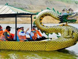 Naik Perahu Naga, Jokowi Resmikan Bendungan Randugunting di Blora