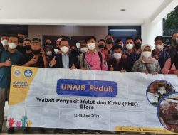 30 Mahasiswa Unair Bantu Warga Blora Tangani PMK