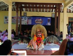Barongan Wiro Singo Anom Meriahkan Edufair & Bazaar di Tambahrejo Blora
