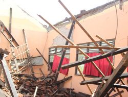 Akibat Diguyur Hujan Deras, Atap Sekolah di Blora Jebol