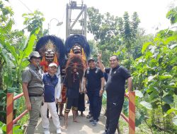 Bupati Blora Senang Hadiri Bulan Bhakti Karang Taruna, Diajak Naik Odong-odong, Diarak Barongan, Lewati Jembatan Gantung