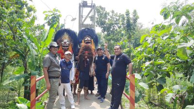 Bupati Blora Senang Hadiri Bulan Bhakti Karang Taruna, Diajak Naik Odong-odong, Diarak Barongan, Lewati Jembatan Gantung