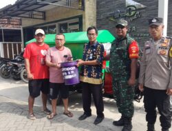 TPS3R ‘Sami Kagem’ Kelurahan Tambahrejo Blora Mulai Beroperasi, Petugas Bagikan Tempat Sampah ke Warga