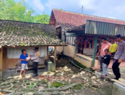 Polsek Kradenan Berikan Sembako Pada Masyarakat Kurang Mampu Secara Door to Door