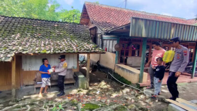 Polsek Kradenan Berikan Sembako Pada Masyarakat Kurang Mampu Secara Door to Door