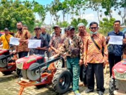 Anggota DPRD Blora, Bibi Hastuti Serahkan Belasan Traktor Tangan untuk Kelompok Tani