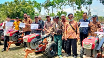 Anggota DPRD Blora, Bibi Hastuti Serahkan Belasan Traktor Tangan untuk Kelompok Tani