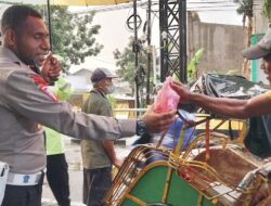 Pembagian Takjil Lantas Blora dan Bataliyon Infantri 410/Alugoro Diwarnai Hujan Deras