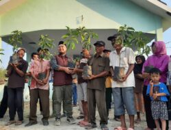 Sambangi Pojokwatu, Gus Faishol Berikan 99 Bibit Buah ke Masyarakat