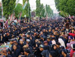 Spektakuler, Tasyakuran HUT Kemerdekaan di Blora Sajikan 9.640 Sego Berkat Buntel Daun Jati