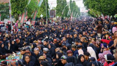 Spektakuler, Tasyakuran HUT Kemerdekaan di Blora Sajikan 9.640 Sego Berkat Buntel Daun Jati