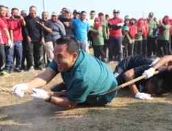 Begini Aksi Bupati Blora Cs yang Rela  Gelimpungan Saat Ikuti Lomba Tarik Tambang