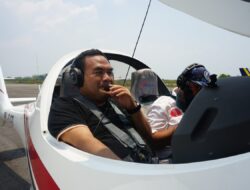 Merasakan Sensasi Terbang Menggunakan Pesawat Microlight di Bandara Ngloram Blora