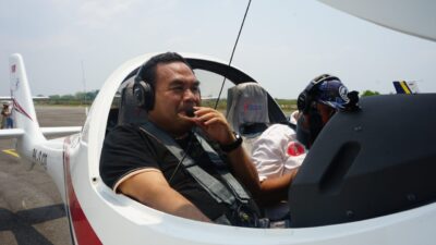 Merasakan Sensasi Terbang Menggunakan Pesawat Microlight di Bandara Ngloram Blora