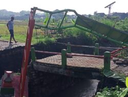 Banjir Cepu Memutus Jembatan Penghubung Megalrejo ke Perumahan BRI