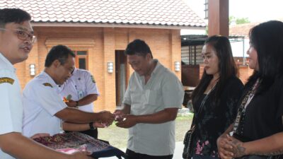 Pemkab Blora bagikan kartu bagi para pemandu karaoke