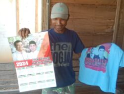 Relawan Ahmad Luthfi Bagikan Kaos dan Stiker kepada Masyarakat Blora