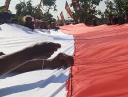 Peringati HUT ke-79 RI, Warga Karangtengah Blora Jahit dan Kirab Bendera Merah Putih Sepanjang 79 Meter