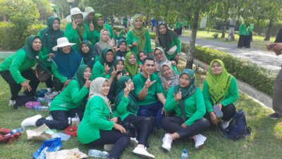 Saat Gus Yasin Jadi Rebutan Foto Emak-emak Muslimat Blora