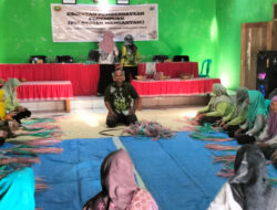 Dorong Kemandirian Ekonomi, Desa Kebonrejo Ajak Perempuan Olah Plastik Jadi Produk Kreatif