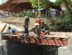Satgas TMMD dan Warga Sidomulyo Blora Rakit Jembatan