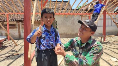 Senyum Bahagia Johan Rumahnya Dibangun oleh Satgas TMMD dan Warga