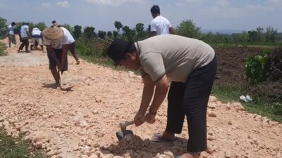 Cabup Blora Arief Rohman Ikut Gerosok Jalan yang Rusak di Ngampon Jepon
