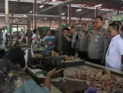 Polres Blora Gelar Operasi Pasar di Pasar Tradisional Sidomakmur Blora