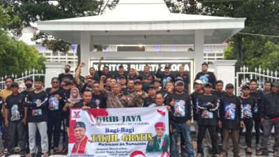 GRIB Blora Bagikan Takjil di Depan Kantor Bupati