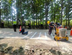 Dinrumkimhub dan Polres Pasang Pita Kejut di Blora Untuk Cegah Kecelakaan dan Balap Liar