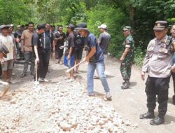 Anggota DPRD Blora, Adiria Terjun Langsung Ikut Perbaiki Jalan Cabak – Bleboh yang Rusak