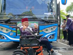 Meski Pakai Kursi Roda, Mbah Sumarsono Senang Bisa Berangkat Haji