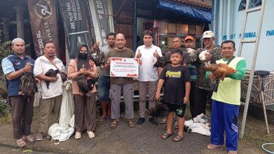 Peduli Ketahanan Pangan, Anggota DPRD Kendal Dwi Margo Utomo Bagikan 50 Paket Ternak Ayam di Weleri