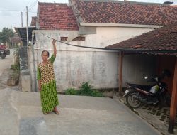 Warga Geram Kabel Telekomunikasi Menjuntai Ganggu Akses Masuk Rumah
