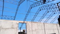 Babinsa Kawal Pemasangan Rangka Atap Koperasi Desa di Brabowan Blora