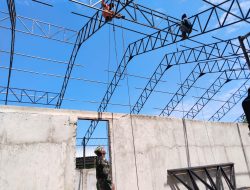 Babinsa Kawal Pemasangan Rangka Atap Koperasi Desa di Brabowan Blora