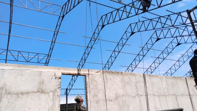 Babinsa Kawal Pemasangan Rangka Atap Koperasi Desa di Brabowan Blora