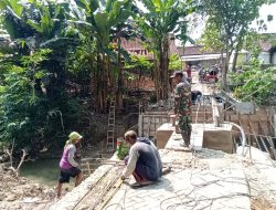 Warga dan TNI Bahu-Membahu Bangun Harapan di Jembatan Garuda Desa Klopoduwur Blora