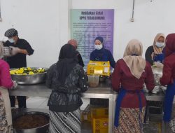 Rayakan Hari Kartini, Relawan Gizi Blora Memasak dengan Kebaya