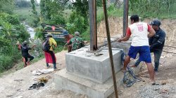 Pembangunan Jembatan Gantung Garuda di Desa Nglebur Memasuki Tahap Pemasangan Tali Sling