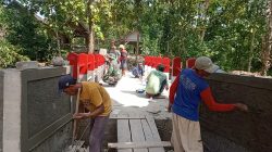 Babinsa Klopoduwur Turut Percantik Pembangunan Jembatan Garuda