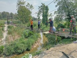 Pemasangan Gelagar Jembatan Garuda di Nglebur Blora Terus Dikebut
