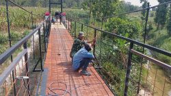 TNI Bersama Warga Kebut Pemasangan Pagar Pengaman Jembatan Gantung Garuda di Nglebur Blora