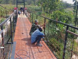 TNI Bersama Warga Kebut Pemasangan Pagar Pengaman Jembatan Gantung Garuda di Nglebur Blora